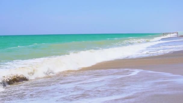 Agua de mar sopla aire día nublado ralentizando — Vídeos de Stock