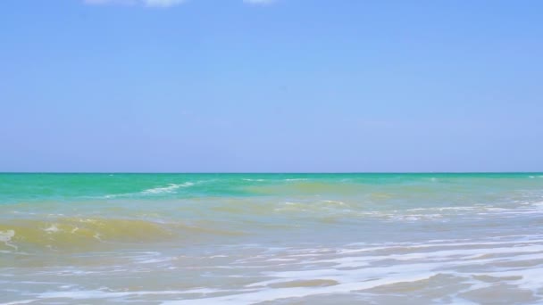 El aire que sopla del agua de mar que se acerca a las tormentas se ralentizó — Vídeos de Stock