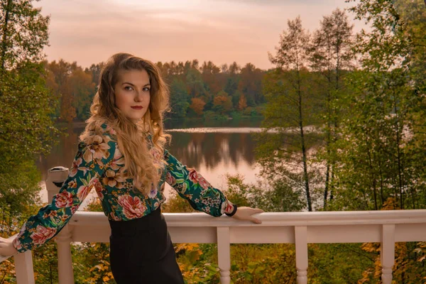 秋の湖に対する白い桟橋上の女の子 — ストック写真