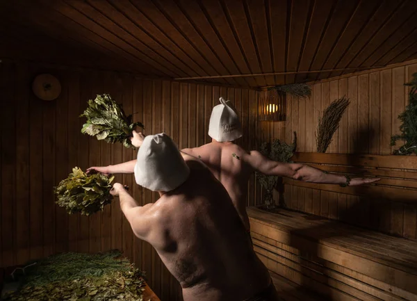 Banyo sırtı saunada süzülür Süpürgeyle şarkı söyler