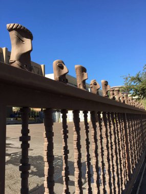 Phoenix, Az, Amerika Birleşik Devletleri - 8 Aralık 2017: Arka bahçe çit sıra yerli Amerikan kabileleri sanat eseri gibi tarz kafa heykelleri ile tepesinde Phoenix Convention Center