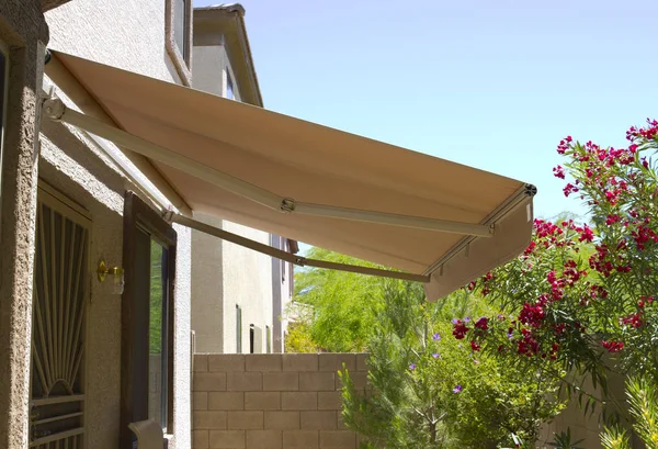 Toldo Por Encima Puerta Trasera Del Patio Casa Residencial Dos — Foto de Stock