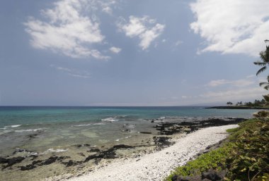 Beyaz ile plaj şnorkel ve siyah volkanik kayalar, Kona, Merhaba