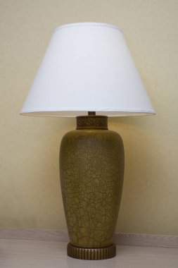 Gölge ile klasik masaüstü lamba