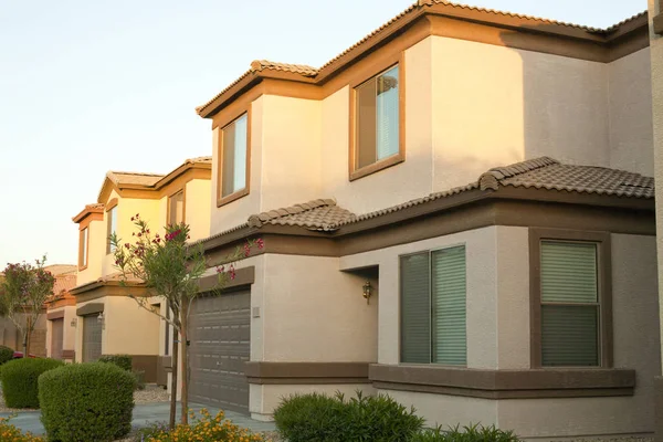 İki katlı evlerde günbatımı zamanı, Phoenix, Az toplumda