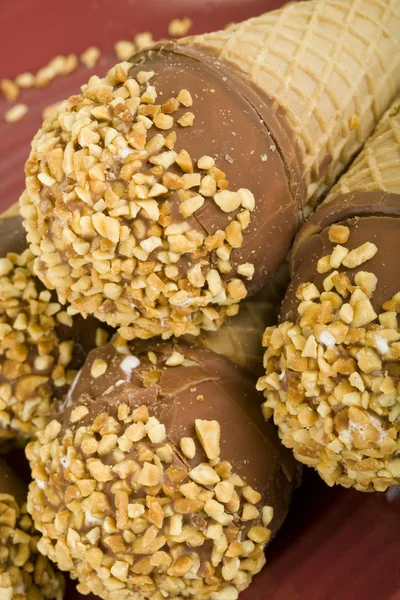 Eiszapfen Mit Vollmilchschokolade Und Gerösteten Erdnüssen Auf Plat — Stockfoto