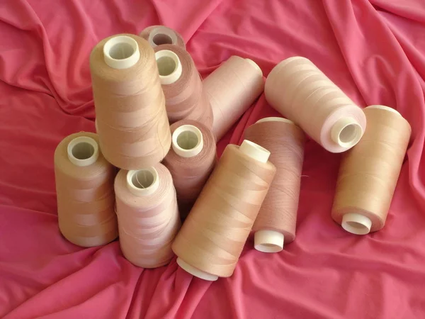 Катушки Cream Rose Colored Threads — стоковое фото