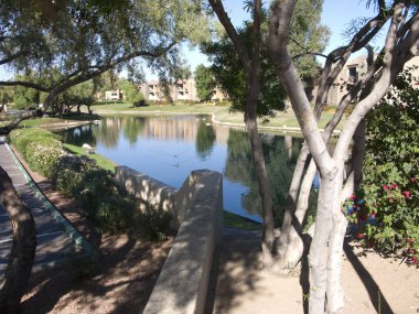 Daire (bir tarafta) ve iş merkezi (başka bir tarafında) göl kenarında; Phoenix, Arizona