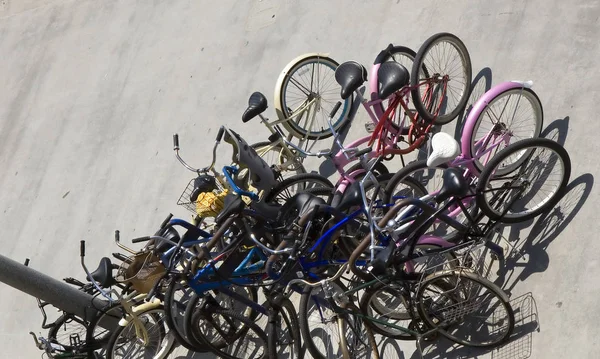 Велосипеды Прикрепленные Уличному Посту Рядом Пляжем Океана — стоковое фото