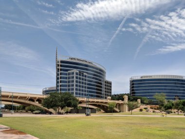 Tempe, Az, Amerika Birleşik Devletleri - 21 Mayıs 2018: Mill avenue Köprüsü ve ofis binaları Neil G Guliano Park yelken nehir Gölü, Tempe, Az.