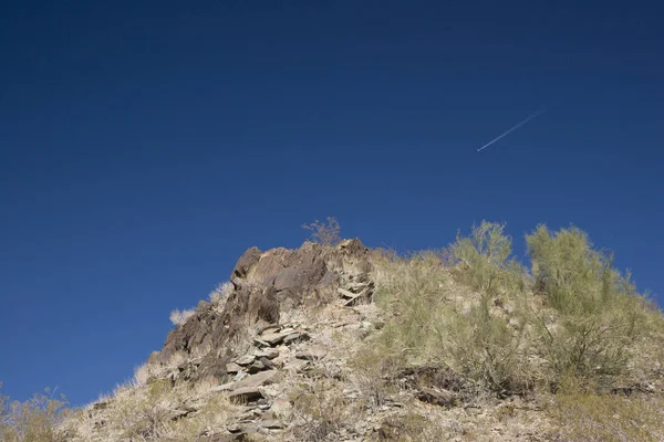 Phoenix North Mountain Slope Com Céu Azul Imaculado Acima — Fotografia de Stock