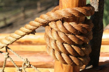 Ahşap gemi sıkı ipe düğüm; yakın çekim