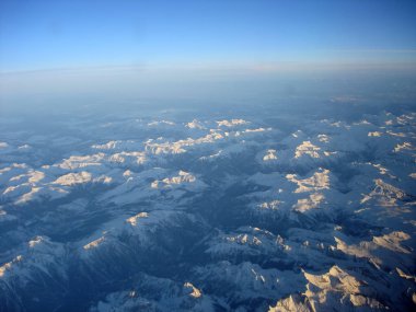Uzak mavi dağ airplan altında görünümü