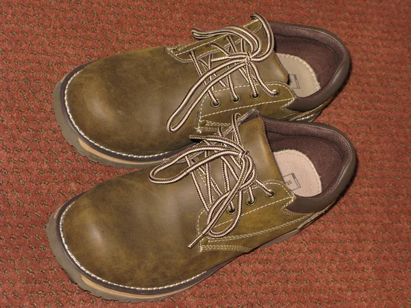 Коричневая Удобная Обувь Красной Ковровой Дорожке — стоковое фото