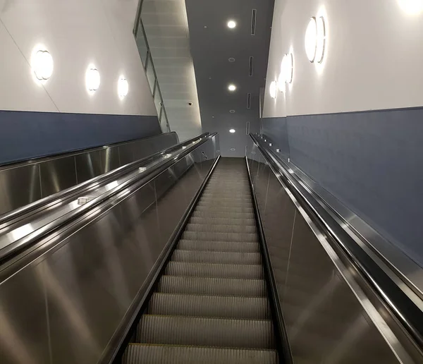 Escaladeira Corrida Conveniente Para Acessar Instalações Outro Nível Piso — Fotografia de Stock