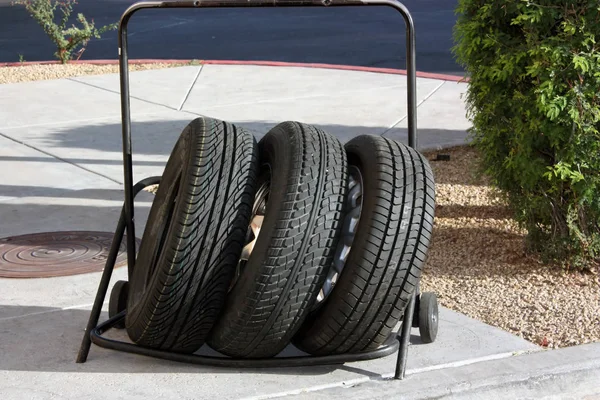 Vagn Med Nya Däck Nära Bil Worksho — Stockfoto