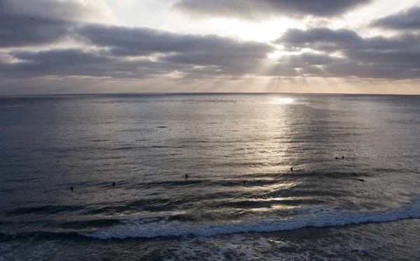 Surfisti Coraggiosi Che Godono Onde Tramonto Del Mar Shores — Foto Stock