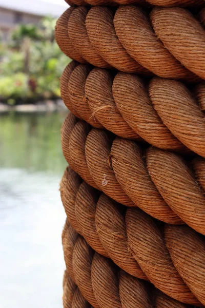 水でロープを持つ列クローズ アップ — ストック写真