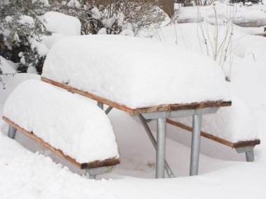 Açık piknik masa ve banklar sonra kar fırtınası