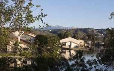 Güney Kaliforniya Gölü konut topluluk önünde dağ