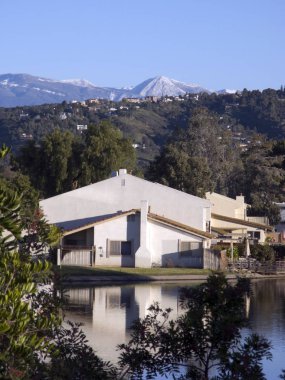 Güney Kaliforniya Gölü konut topluluk önünde dağ