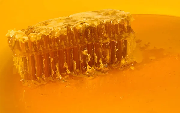 Smältande Honeycomb Heta Naturlig Honung Gula Keramisk Platta Närbild — Stockfoto