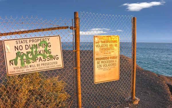 Rusty Fence Beautiful Dangerous Ocean Cliff — Stock Photo, Image