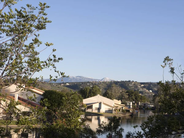 Jižní Kalifornie Jezero Bydlení Společenství Před Pohoří — Stock fotografie