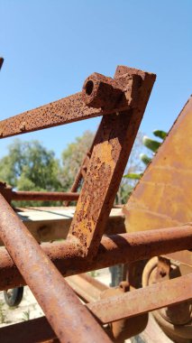 Paslı cıvata ve somun çiftlik ekipman ile aşınmış metal eklem