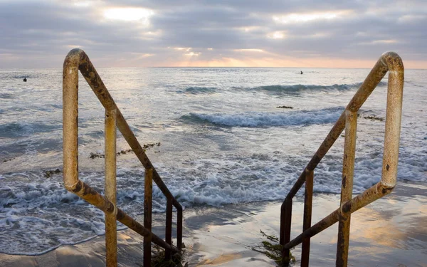 Rusty Sarı Küpeşte Okyanus Dalgalarının Günbatımı Surfers — Stok fotoğraf