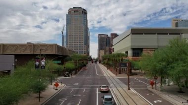 Phoenix, Az, Amerika Birleşik Devletleri - 12 Ekim 2018: Washington avenue batı doğrultusunda Phoenix 5 sokakta şehir merkezinde yoğun muson bulutlarda, Arizona kaplı gökyüzü ile yakın