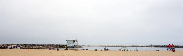 ベンチュラ市ビーチで休日を楽しんでいる Beachgoers 付近港村 南カリフォルニアのベンチュラ カリフォルニア州 アメリカ合衆国 2013 — ストック写真