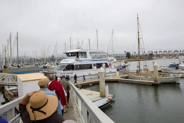 ベンチュラ カリフォルニア州 2013 クルーズに乗り込む観光客は付属島パッカーズ ベンチュラ ハーバー マリーナ カリフォルニアのチャネル諸島への旅行のために — ストック写真