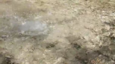 Köpürme ve düşen suyun sığ bir su birikintisi içinde yatıştırıcı