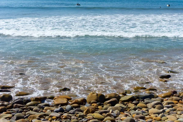 穏やかな海の風は 南カリフォルニアのベンチュラ海岸の大きい波のサーファー期待を抱かせます — ストック写真