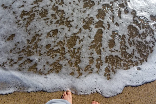 黄砂の海波の泡に触れる海水浴素足おもちゃ — ストック写真