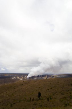 Caldera düşüyor volkan duman bulutu, büyük ada, Hawaii ile Kilauea zirvesinde