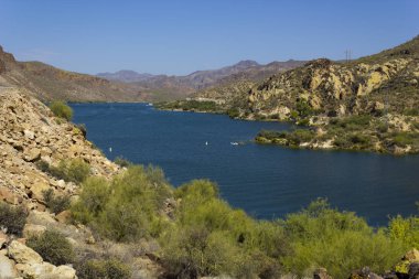Canyon lake rekreasyon alanı boyunca Apache iz içinde Tonto Ulusal Ormanı, Az sahil hattı