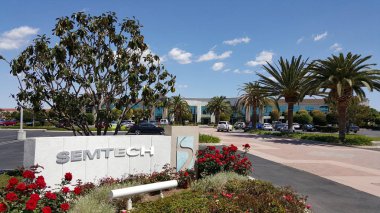 Camarillo, Ca 8 Nisan 2015: Semtech ön kayıt ve logosu ön plan ve manolya ağacı, avuç içi ve kurumsal ana yola kırmızı güllü Camarillo, Kaliforniya ofisinde merkez