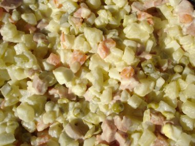 Salatası malzemeler: patates, yumurta, soğan, salatalık, yeşil bezelye, bazı petrol