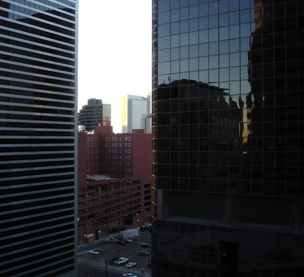 Trångt Utrymme Mellan Downtown Highrise Byggnad Dawn Denver — Stockfoto