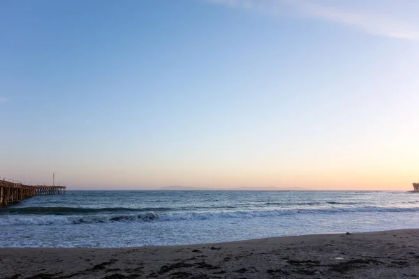 Esintili Akşam Sörf Ventura Şehir Beach Yakınındaki Tarihi Ahşap Armut — Stok fotoğraf