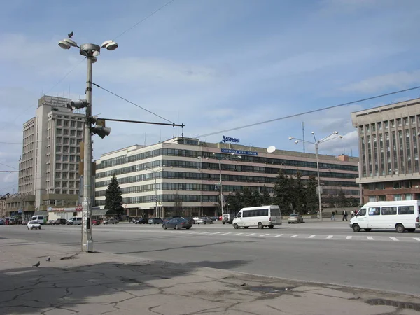 2009年3月24日 Se零三 乘用车和公共汽车沿 Zaporozhye 中央大道上的 Soborny 前景行驶 Zaporozhye — 图库照片