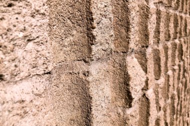 Sığ derinliği alan taş zemin, sağ taraftaki yakınsak yatay paralaks hattı ile süre odak olmak