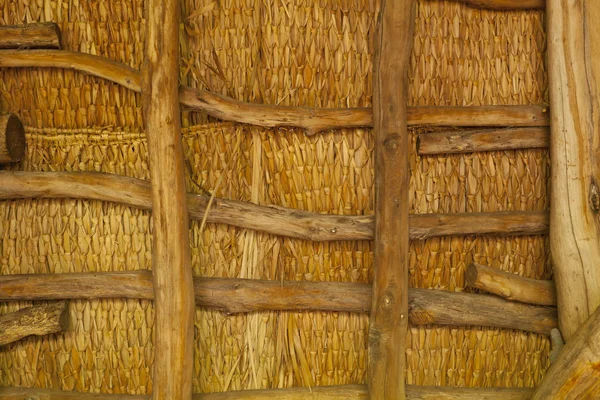 Rzemieślnik Przeplotem Dzianiny Wzór Suchych Roślin Drewniane Belki Aborygenów Dachu — Zdjęcie stockowe