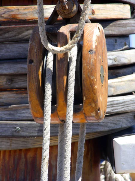 Wooden Pulley Ropes Mechanical Tackle Assembly — Stock Photo, Image