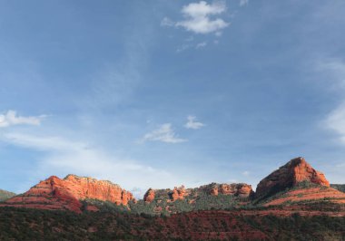 Red Rock Dağları Sedona, Arizona yukarıda yüksek mavi gökyüzü