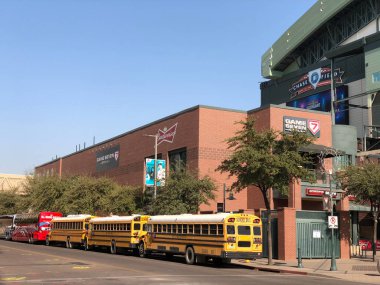 Phoenix, Az, Amerika Birleşik Devletleri - 14 Aralık 2017: Charter ve okul otobüsleri yakından özel bir olay için Chase alan Phoenix, şehir merkezinde, Arizona park etti.