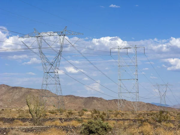 Καλιφόρνια Γραμμές Ηλεκτρικού Ρεύματος Στην Έρημο Βουνό Chiriaco Κορυφής — Φωτογραφία Αρχείου