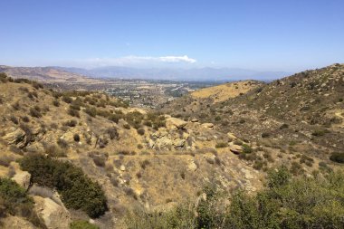 Rocky tepe San Fernando Valley, Santa Susana Dağları, Ca için doğuya doğru çalışan yollar